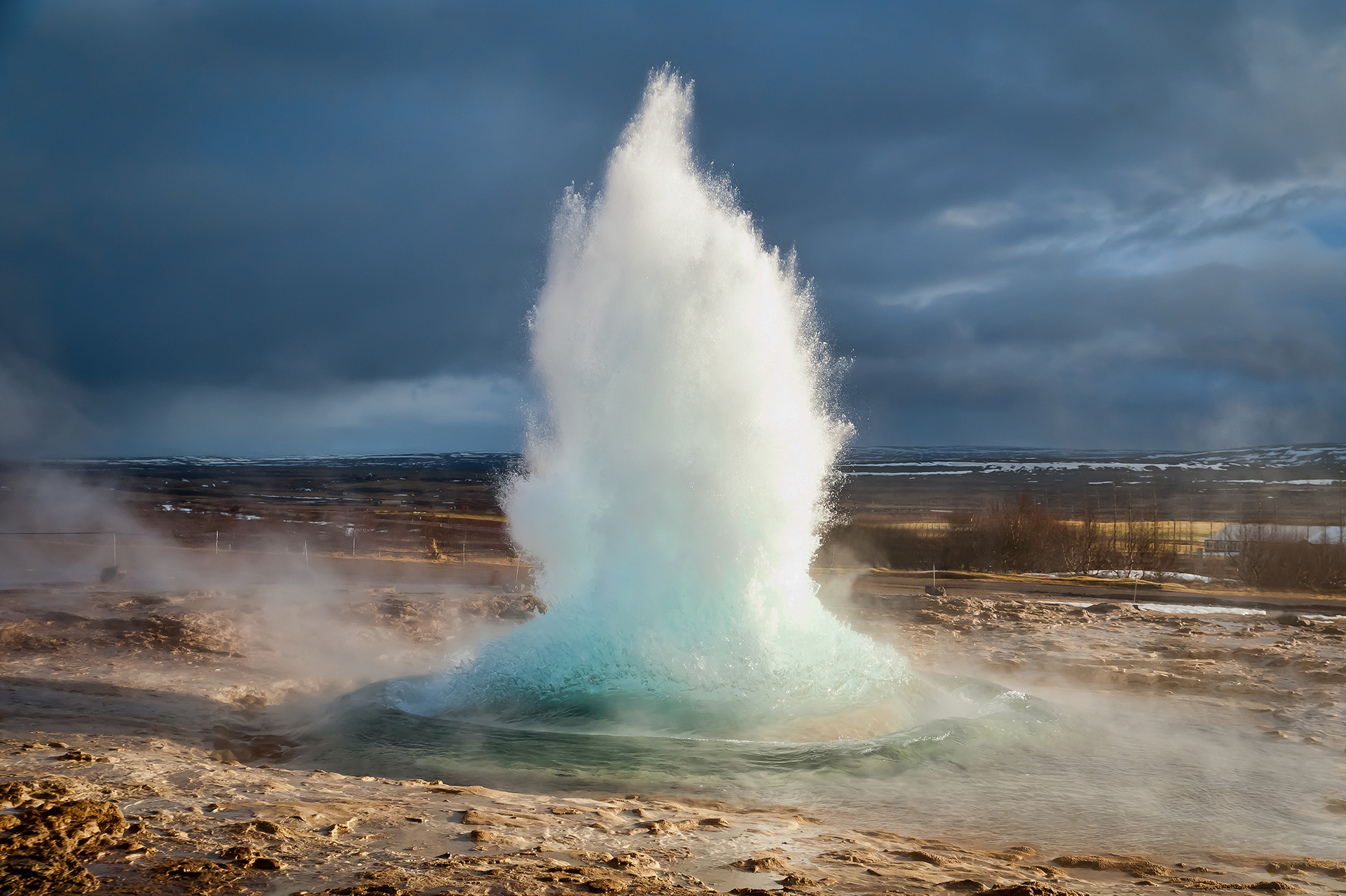 Вода гейзеров исландии. Гейзер Строккюр в Исландии. Долина гейзеров Хаукадалур в Исландии. Исландия вулканы и гейзеры. Исландия извержение гейзера.